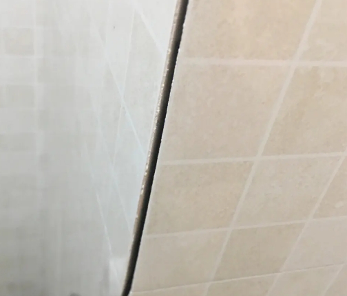 三元瓷砖空鼓维修公司分享阳台瓷砖脱落的修复过程可以分为以下几个步骤