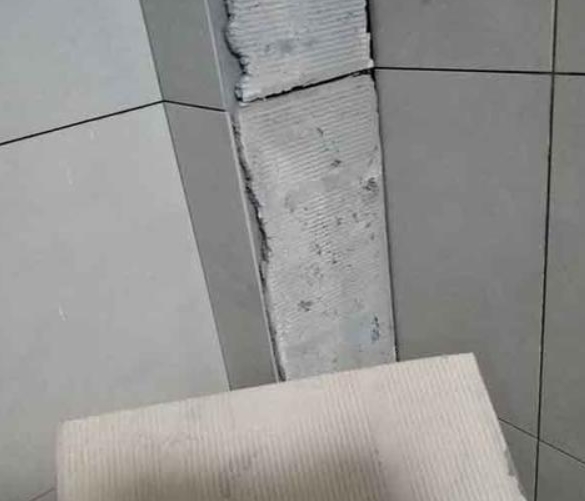 三元瓷砖空鼓维修公司分享下厨房瓷砖脱落的补救措施。